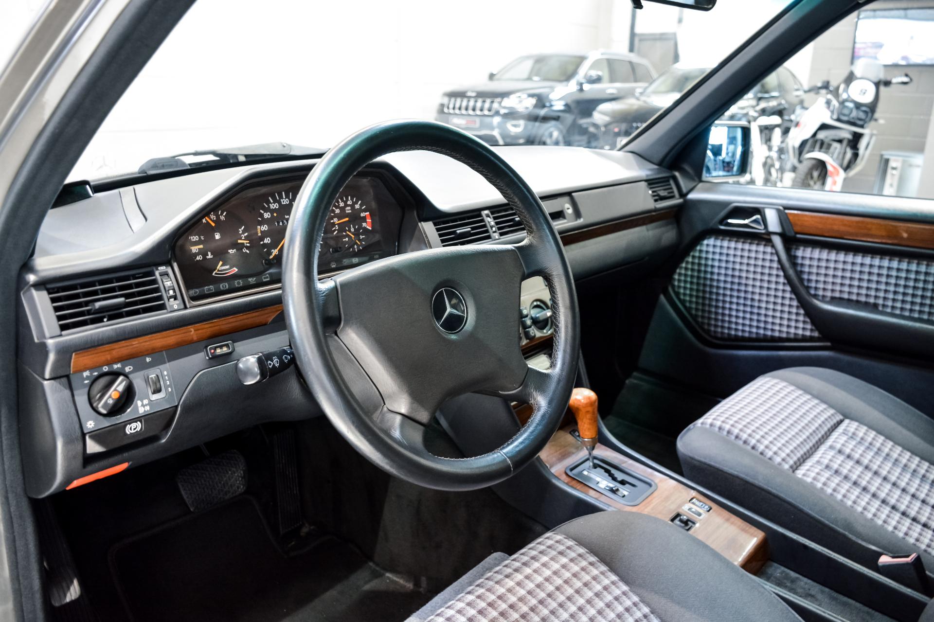 Mercedes-Benz E 230