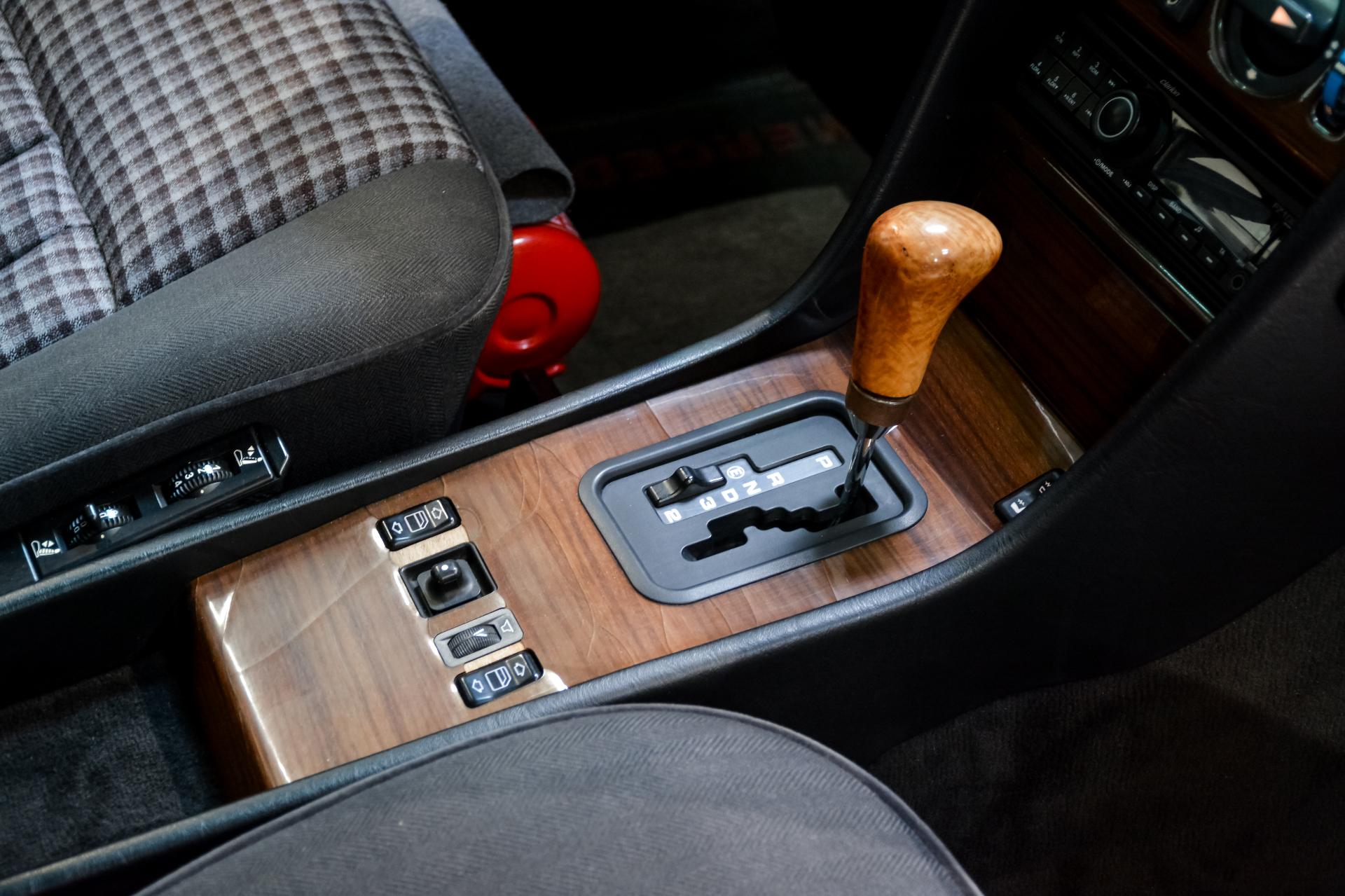 Mercedes-Benz E 230