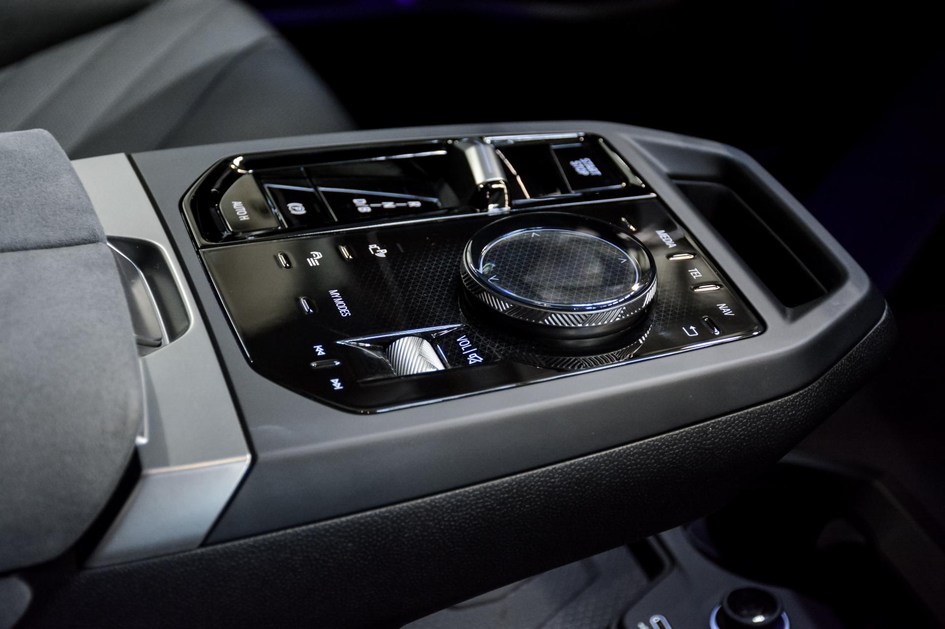 BMW iX xDrive 45 M Sport Pro pakett 300kW