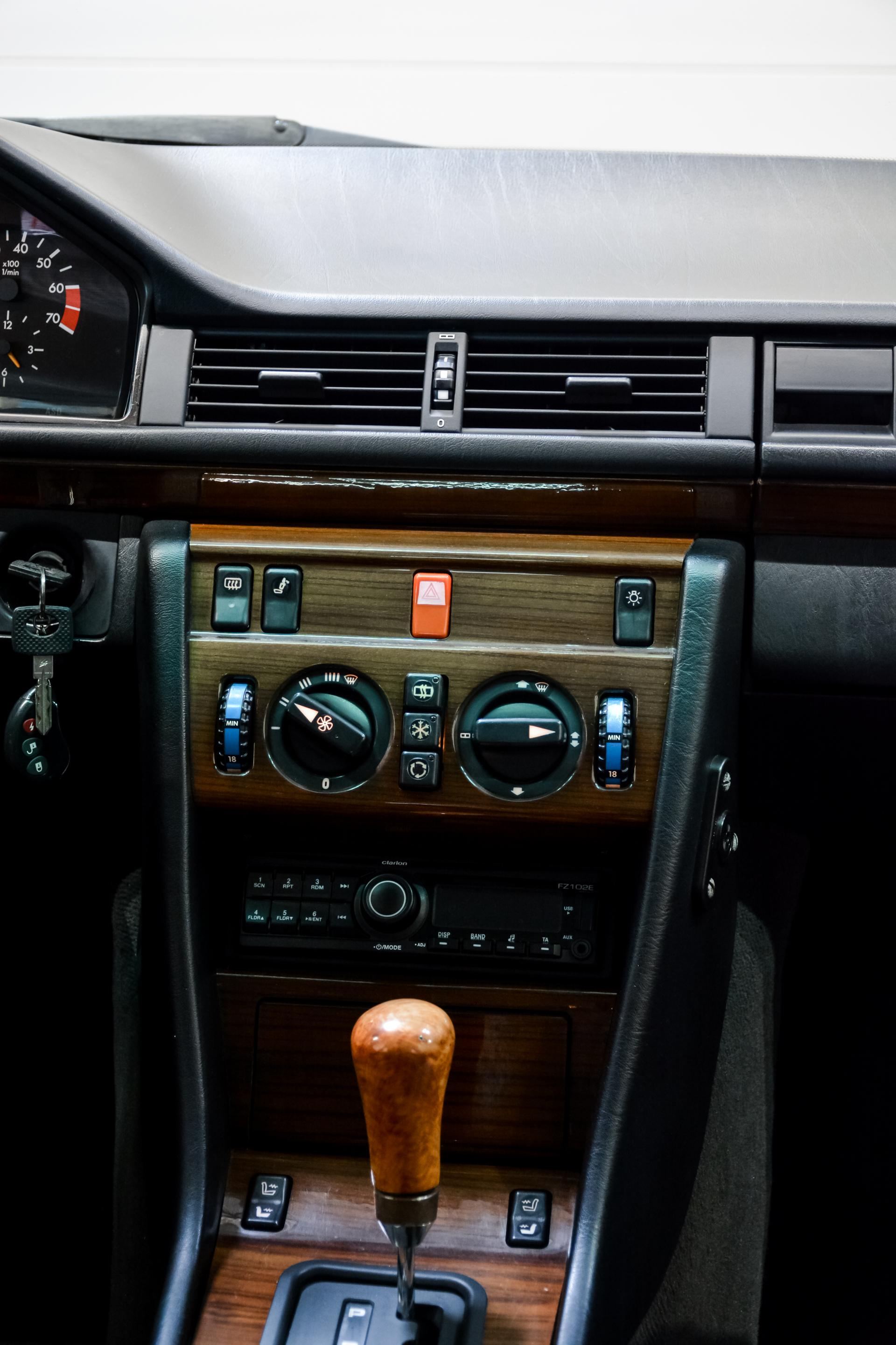 Mercedes-Benz E 230