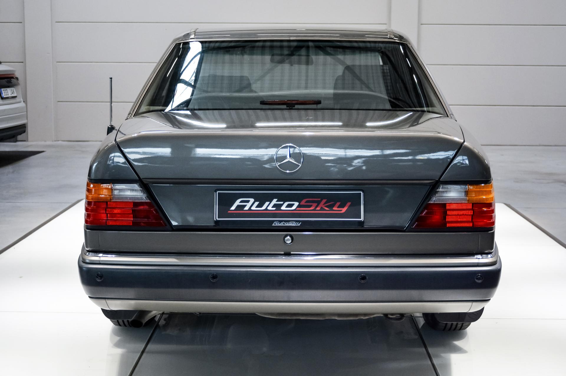 Mercedes-Benz E 230