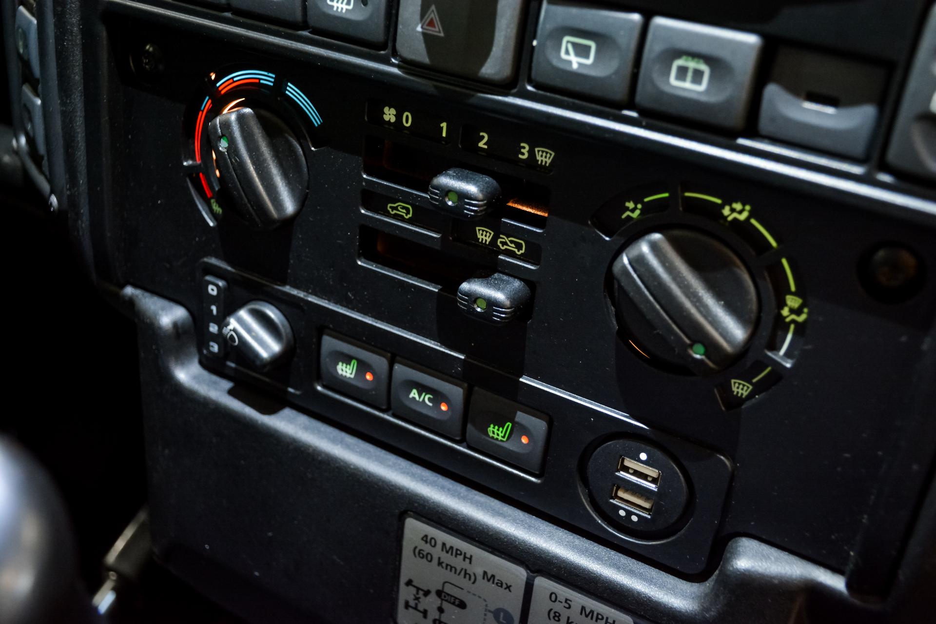 Land Rover Defender RAW Edition 1/150 N1 2.4 118kW
