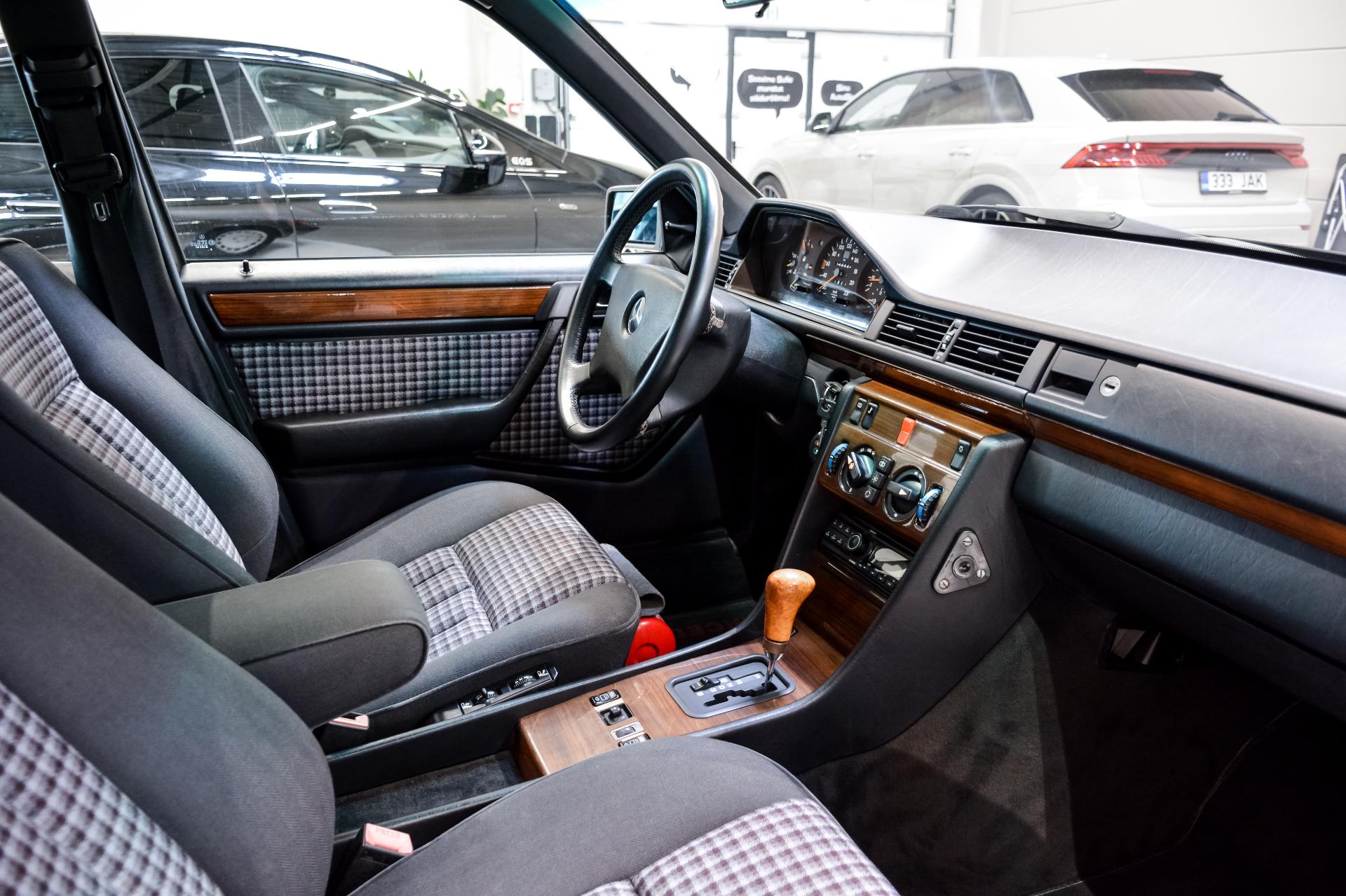 Mercedes-Benz E 230