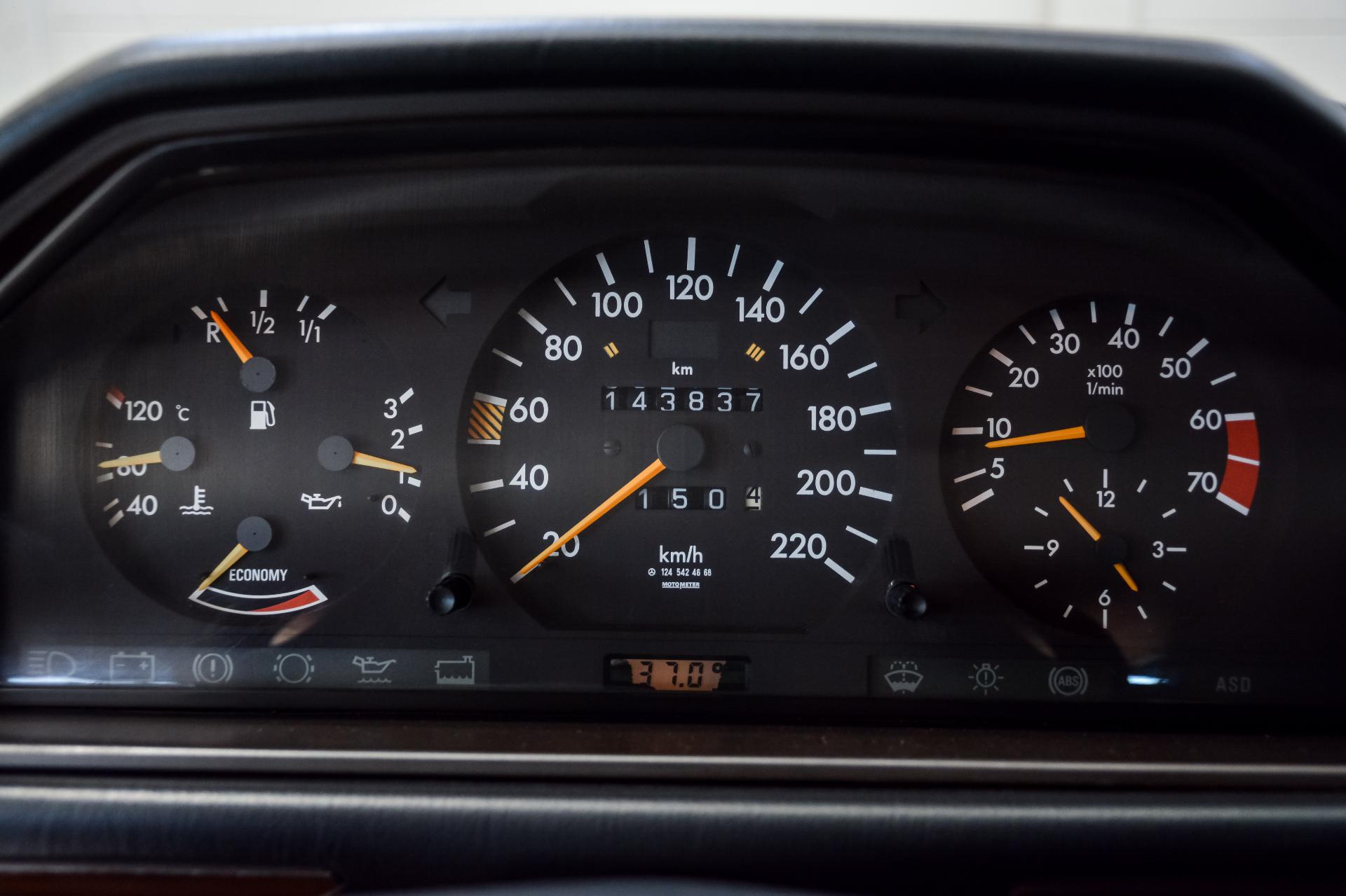 Mercedes-Benz E 230