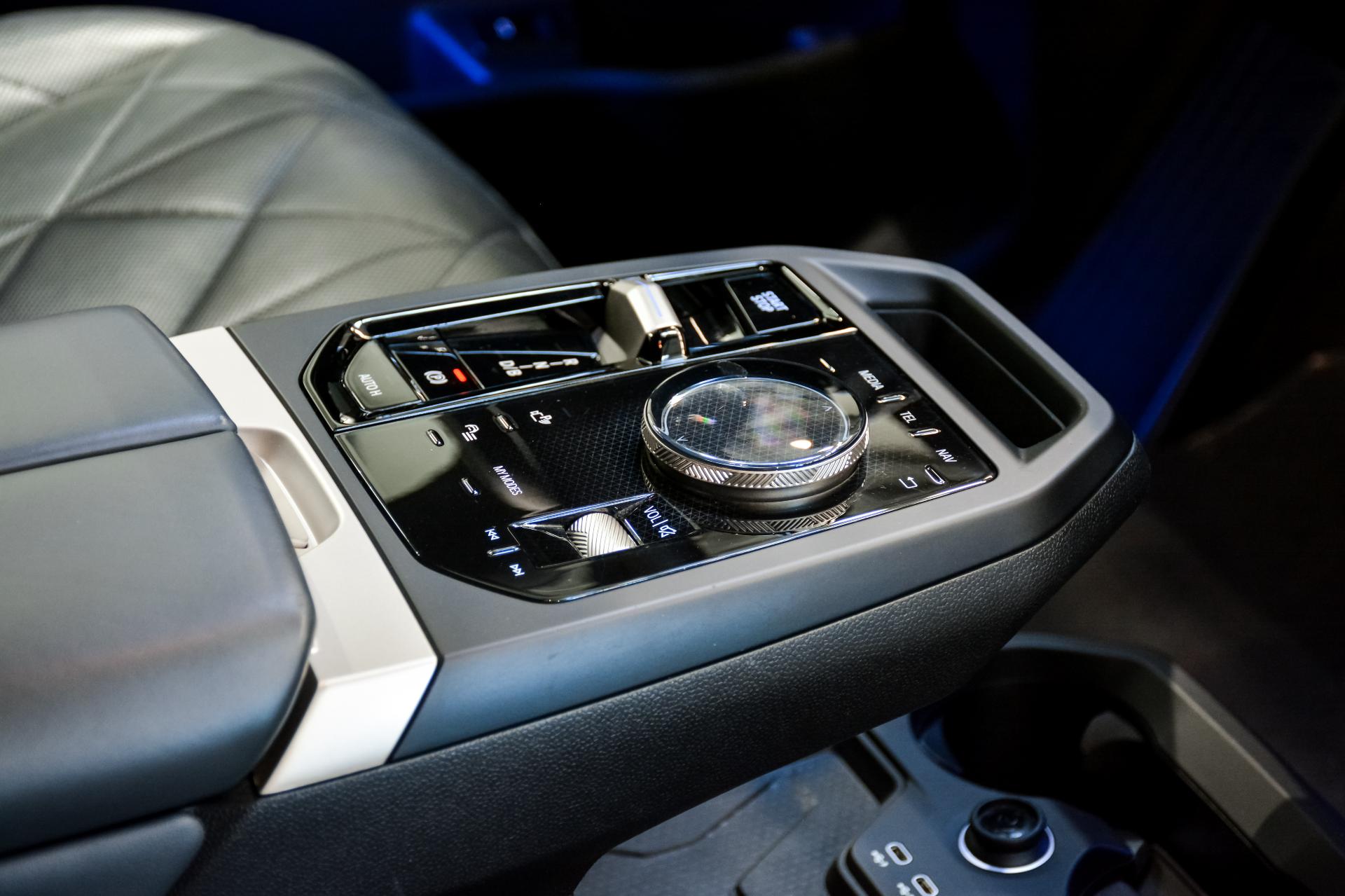 BMW iX xDrive 40 Sportpakett 240kW