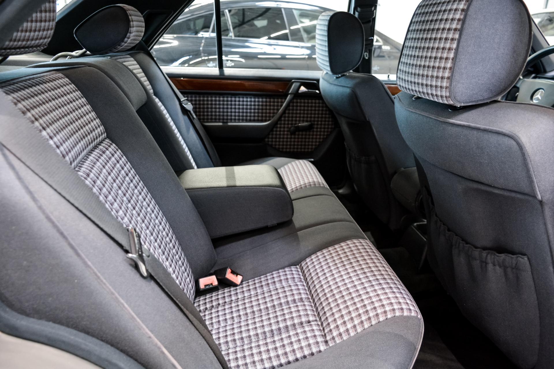 Mercedes-Benz E 230