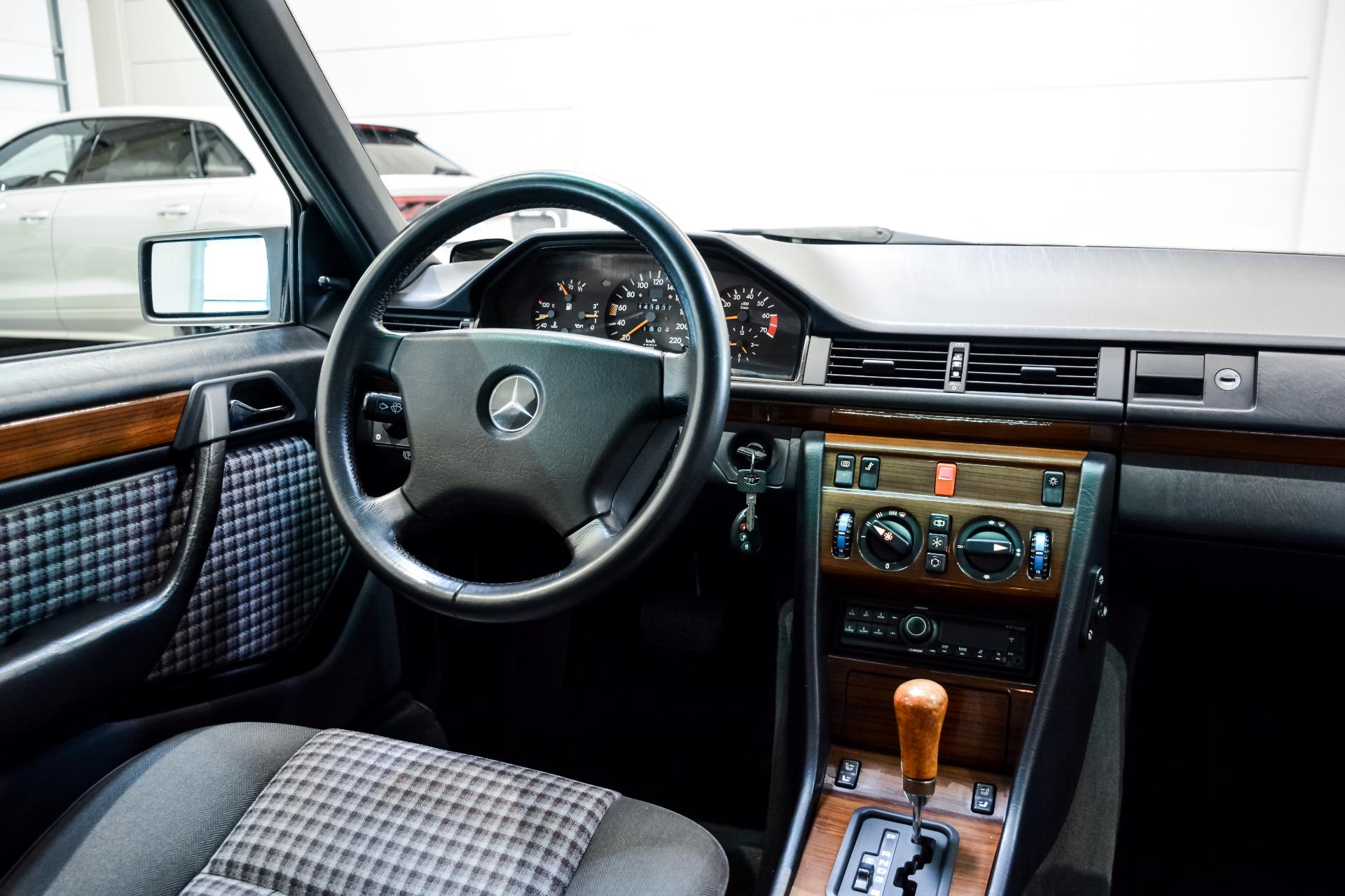 Mercedes-Benz E 230